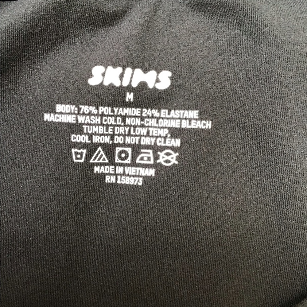 SKIMS Fits Everybody T-Shirt Bodysuit | Onyx - Picture 7 of 16